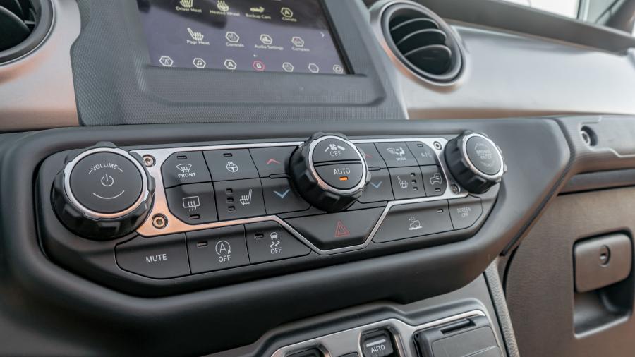 Детали интерьера Jeep Gladiator Sport (JT) 2019 года  (NA) (фото 24 из 26)